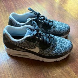 Nike Airmax Athletic Shoes Size 7.5 (WILLING TO LOWER PRICE)